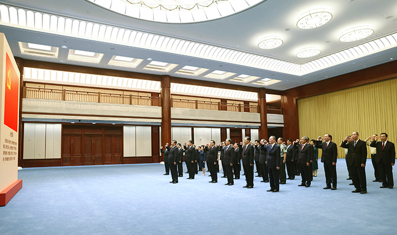 6月18日,党和国家领导人习近平、李克强、栗战书、汪洋、王沪宁、赵乐际、韩正、王岐山等在中国共产党历史展览馆参观“‘不忘初心、牢记使命’中国共产党历史展览”。这是参观结束后,习近平带领党员领导同志一起重温入党誓词。